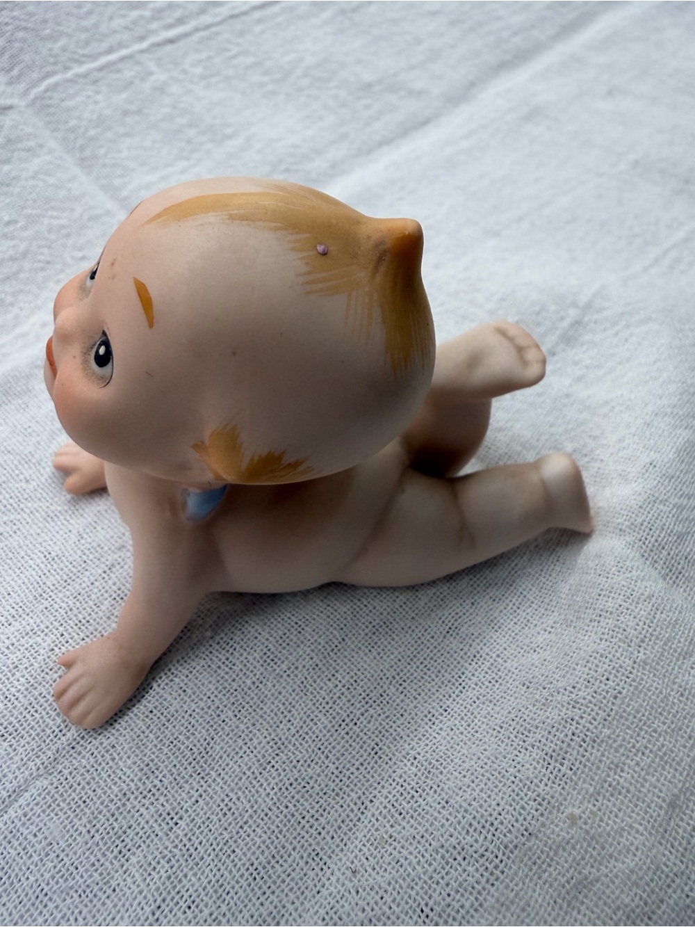 Vintage Kewpie Baby Figurine in Flesh Tone with Blonde Accent Number KW913 - Picture 2 of 6